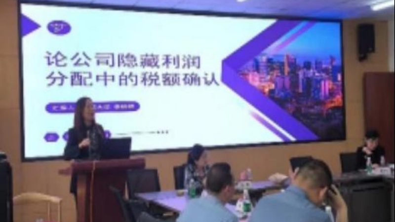 企业在申请专利时，应根据以下因素进行选择：